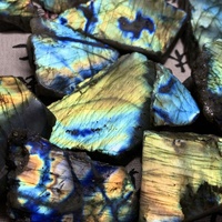 Vente en gros de pierre brute en cristal de labradorite bleu et violet clair naturel de la plus haute qualité pour les autres métiers du cristal
