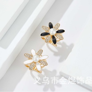 Hebilla para Bufanda con Forma de Flor e Incrustaciones de Perlas, Metal Negro y Blanco, Accesorio de Lujo de Doble Uso para Bufandas y Pañuelos Pequeños - Product Image 5