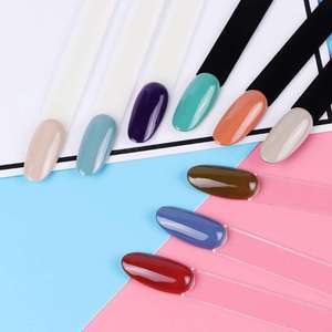 Tabla de Muestras de Color de Uñas Francesas de Plástico con Anillo Metálico para Práctica de Aplicación en Dedos - Product Image 3
