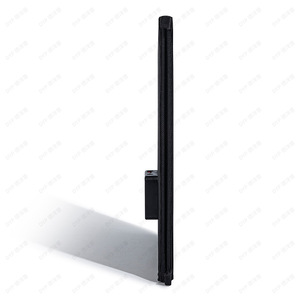 Chargeur solaire pliable noir de forme rectangulaire, design écologique pour une utilisation en extérieur et en voyage - Product Image 2