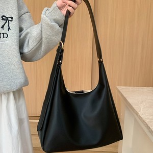Sac à bandoulière pour femme grande capacité noir avec boucle magnétique et poche zippée, idéal pour le quotidien, les étudiants et les trajets quotidiens, collection Printemps 2025 - Product Image 2