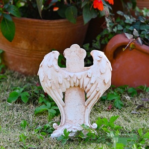 Ali d'angelo commemorative in resina che abbracciano la statua del giardino d'amore della fata della croce per la persona amata - Product Image 3