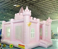 Parc de trampolines gonflables commerciaux pour enfants avec château gonflable et parcours d'obstacles pour des aventures amusantes