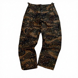 กางเกงคาร์โก้ผู้ชายแบบปรับเปลี่ยนได้ 100% ผ้าฝ้าย ซิปถอดออกได้ เอวกลาง ระบายอากาศได้ดี ประดับด้วยคริสตัลลายพราง - Product Image 3