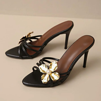 Sandales d'été 2026 pour femmes à talons hauts, avec décoration dorée, bout pointu, fermeture à enfiler, design tendance fleur métallique et perles
