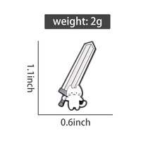 Broche amusante en émail de chat de dessin animé avec épée surdimensionnée, mini-broches guerrier mignonnes, badges de sac et de revers, bijoux cadeau pour les fans d'anime