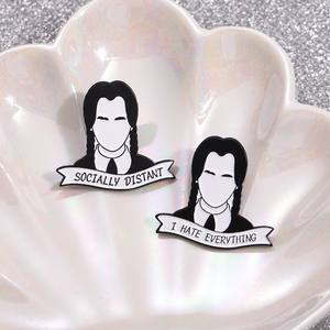 بروش للأفلام والتلفزيون باللغة الإنجليزية ، فتاة سوداء الشعر جديلة ، إكسسوار شارة معدني - Product Image 1