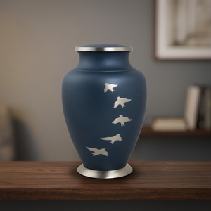 Urna Funeraria de Aluminio Azul, Urna Conmemorativa con Diseño de Pájaro en Vuelo, Florero Decorativo para Cenizas, para Recuerdo en el Cementerio - Artesanía India - Product Image 4