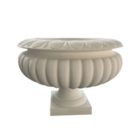Pot de fleurs classique en pierre sculpté à la main pour jardin extérieur avec motif circulaire et base sur piédestal
