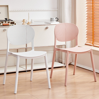 Chaise en résine plastique empilable colorée de style nordique moderne pour l'extérieur, chaise en polypropylène pour restaurant et café