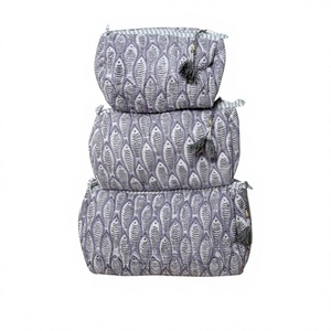 Nouvel ensemble de 3 pochettes élégantes en tissu matelassé blanc à pompons, style bohème, avec fermeture éclair, pour organiser les voyages, sacs cosmétiques durables - Product Image 1