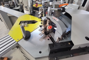 EWORLD Multi-Working-Position Stainless Steel Processing <b>Corner</b> Combining Machine Custom Voltage 2.2KW 200kg Easy Operation - Product Image 4
