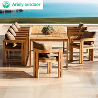 Ensemble de salle à manger contemporain et durable pour 6 personnes, idéal pour les hôtels, les villas et les jardins extérieurs, avec table en teck moderne, design résistant aux intempéries