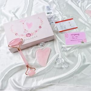Rouleau <span class=keywords><strong>de</strong></span> <span class=keywords><strong>jade</strong></span> naturel <span class=keywords><strong>pierre</strong></span> <span class=keywords><strong>de</strong></span> gua sha anti visage serrer le massage du vieillissement ensemble <span class=keywords><strong>de</strong></span> rouleaux <span class=keywords><strong>de</strong></span> <span class=keywords><strong>jade</strong></span> en quartz rose - Product Image 1