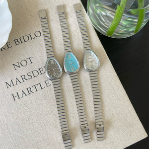 Orologio da <span class=keywords><strong>donna</strong></span> al quarzo modello 2025 con testa di serpente - Cinturino a righe in stile bambù sofisticato - Semplice e alla moda - Product Image 4