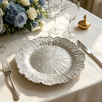 Assiette de service de luxe contemporaine plaquée or à bords ondulés de 13 pouces en PP, technique pigmentée, personnalisable, écologique et durable