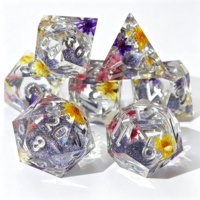 LuxeRoll – Ensemble de 7 dés à noyau liquide, faits à la main en résine, avec fleurs séchées naturelles intégrées, dés polyédriques pour D&D et jeux de table