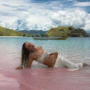 Nuova Moda Donna: Catena per il Corpo Fatta a Mano con Perle, Sexy e Traforata, Lingerie da Spiaggia, Top Corto con Perline per Nightclub, Reggiseno Halter - Product Image 2