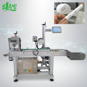 เครื่องทำเครื่องหมายด้วยเลเซอร์ UV สำหรับดินสอเขียนคิ้วอัตโนมัติ พร้อมระบบป้อนและกำหนดตำแหน่งด้วยล้อรูปดาว สำหรับพิมพ์โลโก้/วันที่/รหัสชุดการผลิต - Product Image 1