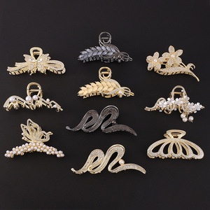 Pinzas de Pelo Metálicas Retro, Pinza de Aleación con Forma de Tiburón con Perlas y Diamantes de Imitación para Mujer, Accesorio para el Cabello para Bodas - Product Image 1