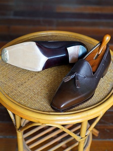 Cie LO54 Mocassins pour hommes faits main en cuir grainé, avec constructions de talon personnalisées (Fiddle-back ou biseautées), pampilles et embout métallique - Product Image 2