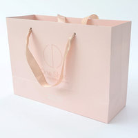Sac de transport en papier kraft blanc et brun avec poignée torsadée et logo imprimé