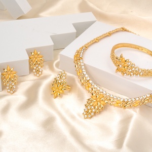 Ensemble de bijoux de mariée vintage de luxe en zircon avec plaqué or pour les occasions de mariage et de fête - Product Image 3