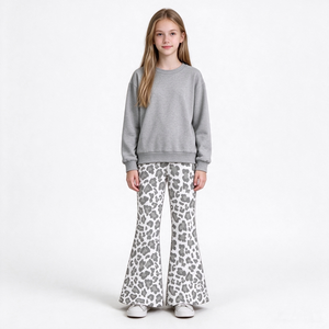 Conjunto de Ropa Trendyism Boutique para Niñas Pequeñas, Estilo Otoñal para Vacaciones, Top de Spandex Suave/Algodón Orgánico con Estampado de Seda de Leche y Pantalones de Campana - Product Image 5