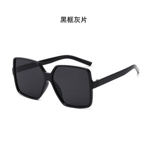 <span class=keywords><strong>Gafas</strong></span> <span class=keywords><strong>de</strong></span> <span class=keywords><strong>sol</strong></span> cuadradas <span class=keywords><strong>polarizadas</strong></span> One Piece Trendy PC para mujeres y hombres disponibles en marcos blancos transparentes y rosas - Product Image 2