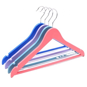Eco friendly light weight hollow non-slip rubber color plastic clothing hangers