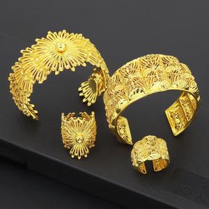 Ensemble bracelet et bague plaqué or 24 carats Jxx Fashion, 2 pièces, bracelet ouvert à breloques pour femme, pour mariage, en laiton - Product Image 1