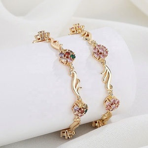 สร้อยข้อมือแฟชั่นสีสวยหรูหราสำหรับผู้หญิง รุ่น HengDian HBr1956788 ชุบทอง 18K ประดับด้วยเพชรคิวบิกเซอร์โคเนียคุณภาพสูง AAA ดีไซน์ดอกไม้ - Product Image 1