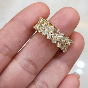 Bague de cocktail géométrique Q630 en or 18 carats avec cristaux taille baguette et strass sertis en canal, bijoux de fête pour femme - Product Image 1