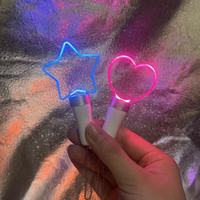 Acryl-Leuchtstab Schlüsselanhänger mit Individuellen Mustern Kapsel Kreative Geschenke Mini-Leuchtstab Blinkend für K-Pop Konzerte Romantik