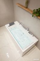 Baignoire autoportante moderne en acrylique pour intérieur avec hydromassage, remous et cascade pour salle de bain