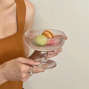 Verre à pied haut vintage en relief pour milkshake, dessert, yaourt, pouding, salade, fruits et crème glacée - Product Image 3