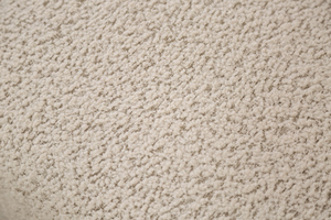 Sillón Moderno con Detalles en Terciopelo |   Patas Metálicas Ergonómicas |   Muebles de Salón Elegantes y Confortables - Product Image 3