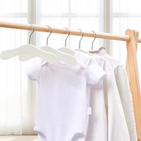 Vente chaude Usine Enfants Cintres En Bois Bébé Cintres pour Garçons et Filles Nouvellement Conçu avec Sac de Rangement pour Garde-Robe Utilisation