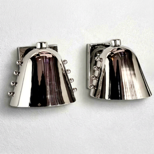 Lámpara de pared moderna de mediados de siglo con forma de cono y detalles de remaches, acabado en cromo pulido, pantalla de campana de cromo moderna - Product Image 1