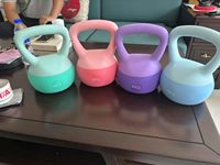 Kettlebell souple et sûre avec revêtement extérieur en PVC anti-collision, idéale pour les entraînements à domicile, pour les débutantes, le yoga et la formation.