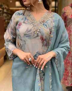 Salwar Kameez en Organza Lourd avec Col et Dupatta Brodés, Tenue Élégante pour Occasions Spéciales, Disponible à l'Exportation depuis l'Inde - Product Image 5