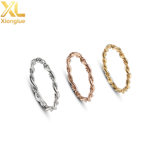 Anillo de Acero Inoxidable Moderno y Versátil, Anillo de Pareja de Lujo Ligero de Alta Gama con Doble Línea Entrelazada en Forma de Cuerda Trenzada - Product Image 2