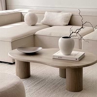 Grande table basse incurvée en bois foncé de forme organique à trois pieds cylindriques, style Wabi-Sabi moderne pour salon