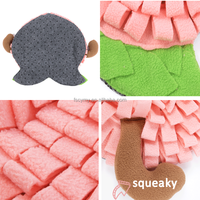 Schattig hondenspeeltje voor langzaam eten, snuffelmat met fruit (peer, perzik) en gerimpeld papier