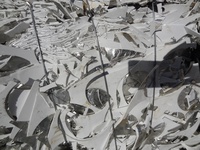 PP - LEMBARAN PLASTIK POLYPROPYLENE PUTIH - SKELETON (OFF CUT) DENGAN LEMBARAN ALUMINIUM FOIL - LAYER BALOK SAMPAH - LIMBAH UNTUK DIDAUR ULANG