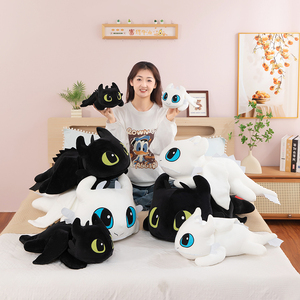 Nuevo Peluche de Dragón con Ojos Bordados <span class=keywords><strong>Grandes</strong></span>, Disponible en Dos Colores: Negro Fúria Nocturna y Blanco Fúria Luminosa, en Posición Acostada Boca Abajo - Product Image 1