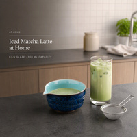 Bol à matcha en céramique bleu vert céladon, style japonais rustique vintage, avec glaçure réactive et tachetée, bord large et bec verseur