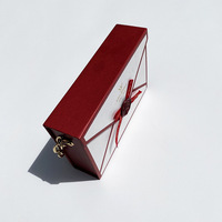 Boîte à main rigide de luxe avec impression de logo personnalisée, fabriquée par un fabricant OEM, emballage en papier, boîte cadeau pliable magnétique avec corde portable