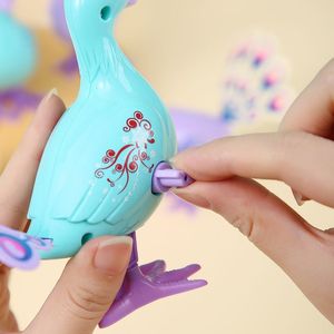 Jouet paon à remonter pour enfants de 4 à 6 ans, jouet éducatif interactif en plastique, aucune batterie requise - Product Image 3