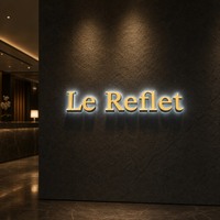 Panneau publicitaire LED miniature personnalisable pour utilisation en centre commercial, logo gravé sur verre acrylique, fond multicolore éclairé
